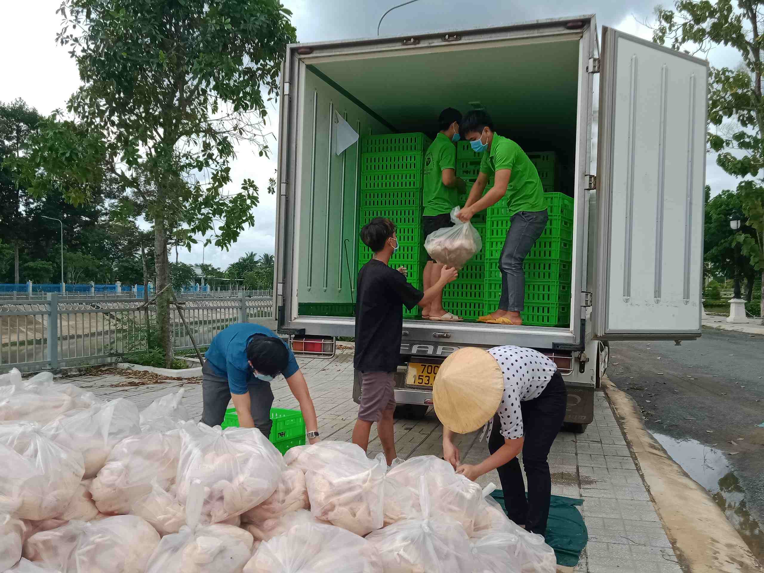 Huyện Dương Minh Châu tiếp nhận hơn 2 tấn gà tươi phục vụ công tác  phòng chống dịch Covid-19